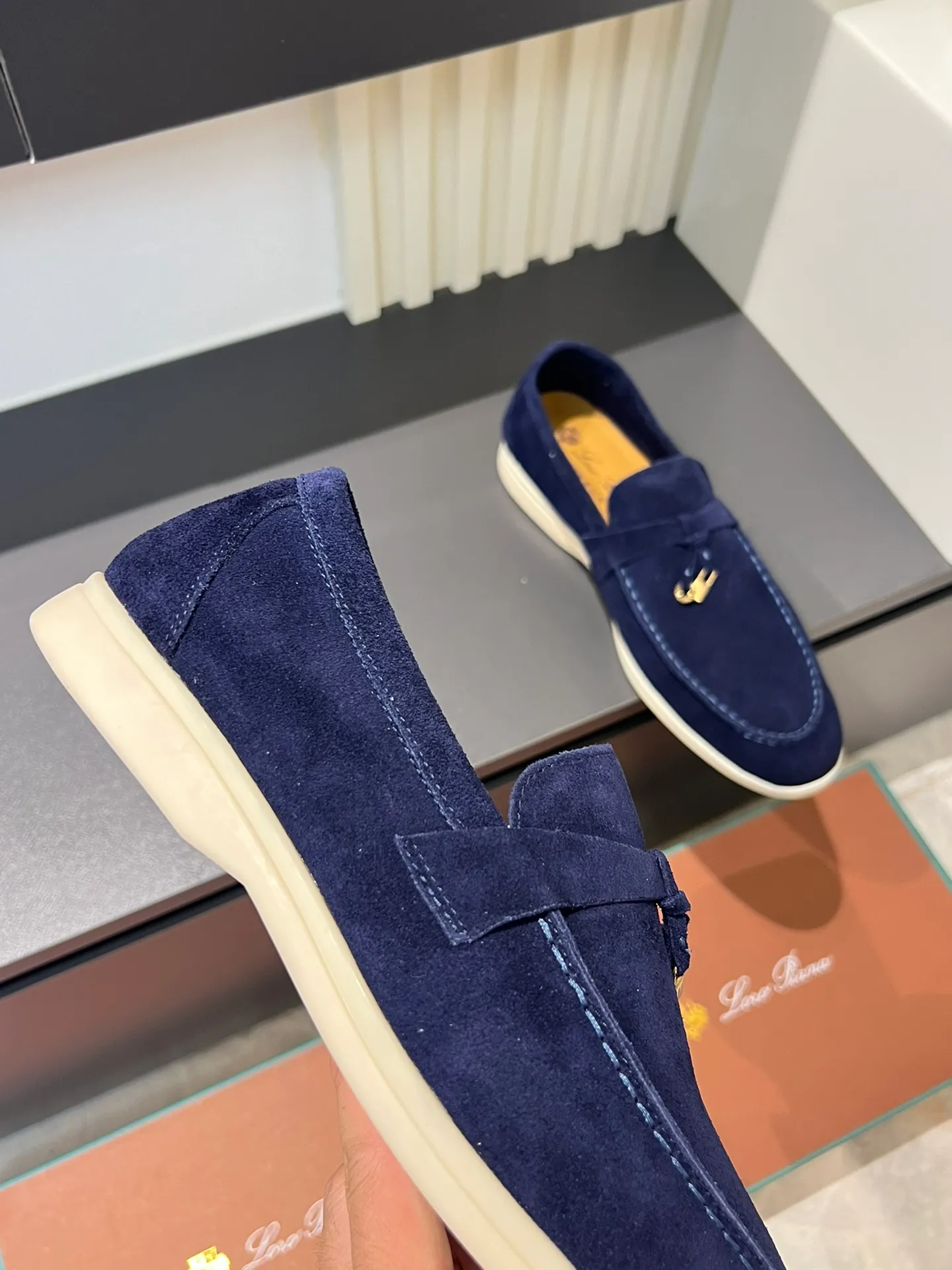 Men's shoes 💰p360 "Loro men's shoes 💰pian'*" Classic L men's shoes for couples 💰p Top version British flat loafers, a must-have item in old money style, the minimalist design is eye-catching and durable, a plus point for dressing The soft foot feel and texture are outstanding. They don’t scratch your feet and are very nice. They are matched with soft and waxy soles. They can be worn daily for a long time without getting tired. They are easy to wear, versatile and classic items, with perfect foot feel and texture! Imported cashmere fabric, the lining is made of imported A-grade water-dyed cow lining, the top version of the genuine leather midsole is sewn with pure handmade mark thread! Size: Female 35-40 (34. Customized) Male 38-44 (45.46. Customized)